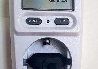 Een energiemeter plaats je tussen het stopcontact en de stekker, zo zie je wat je apparaat recies verbruikt aan stroom.